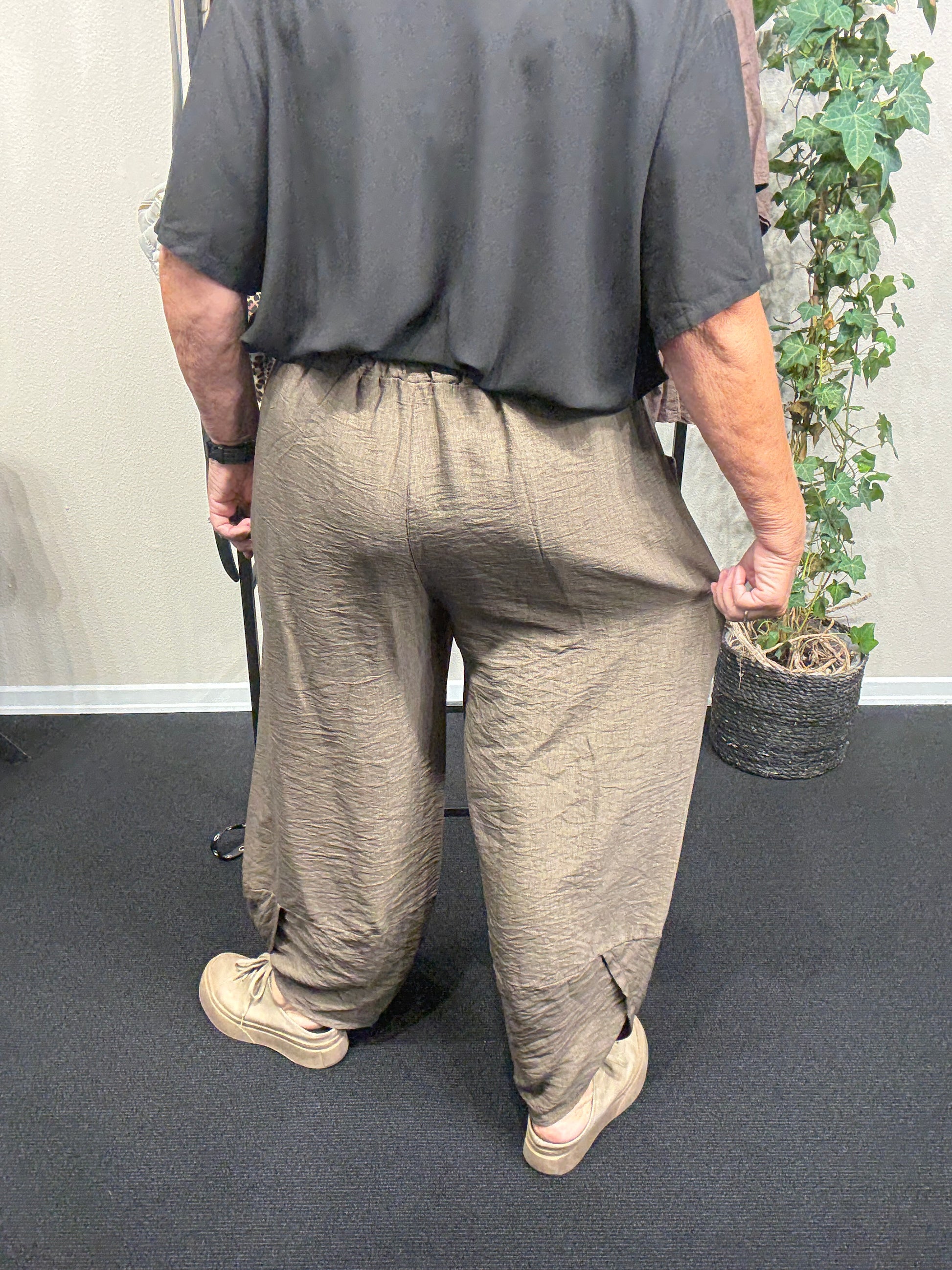 Bine bukser er 7/8 del lang lommer og smart look plussize bukser fra Sigensgaard.dk denne er brun.

