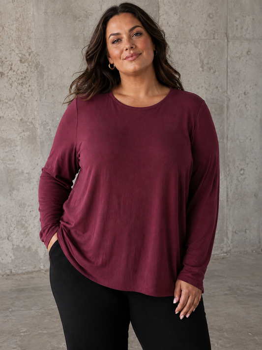 Alli plus size T-shirt med lange ærmer, rund hals og afslappet pasform – perfekt som blød basisbluse under skjorter, strik, veste og jakker.
Billed er Ai generet.