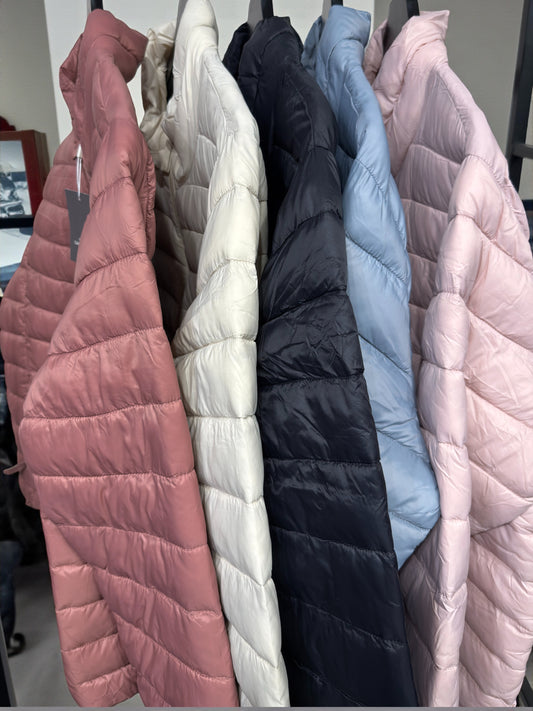 Jakken har høj hals, lange ærmer, lynlås foran og praktiske sidelommer med lynlås. Den er let foret med blød, syntetisk fyld, som giver god varme uden at virke tung.