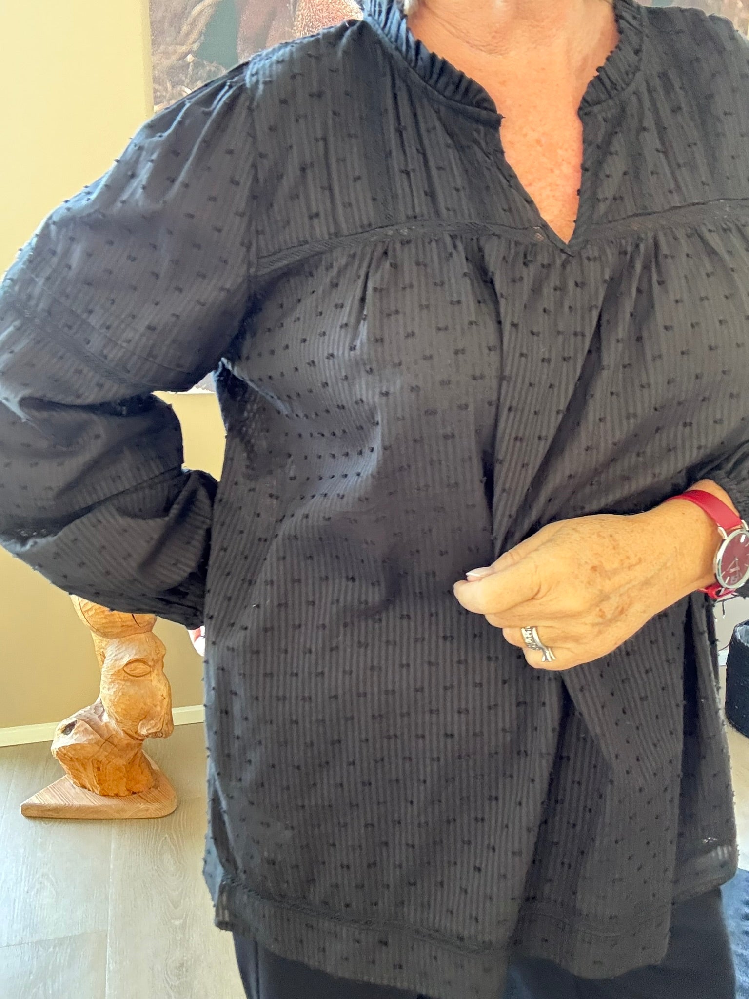 Smart plus size bluse med søde blonde detaljer - den er med v-hals og lange ærmer, hvor der er elastik ved ærmets afslutning. Dette er en pyntet sag som kan bruges både til hverdag og fest.