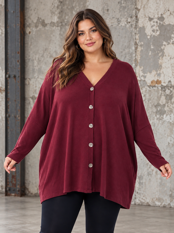**Alt-tekst:** Bordeaux plus size cardigan i oversize A-facon med V-hals, knapper og lange ærmer – vist på kurvet model.
