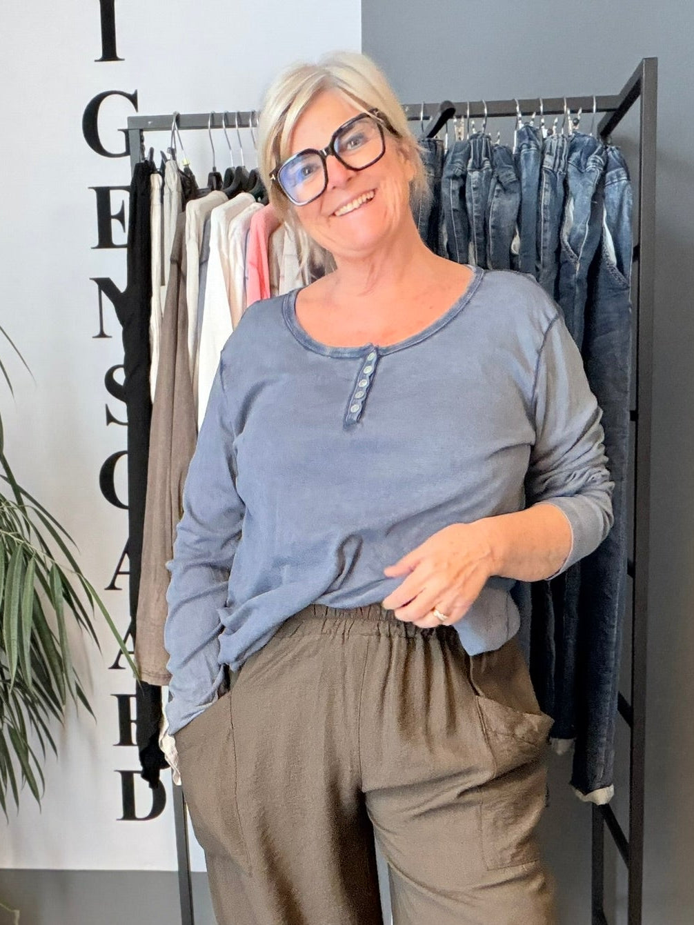 Plus size t-shirt med langt ærme, rund hals med stolpe ned i knaplukning, vask er stone wash hvilket betyder at farver er uens. Den er i en lækker bomuldskvalitet, som er åndbar og god at have under noget andet.