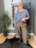 Plus size t-shirt med langt ærme, rund hals med stolpe ned i knaplukning, vask er stone wash hvilket betyder at farver er uens. Den er i en lækker bomuldskvalitet, som er åndbar og god at have under noget andet.