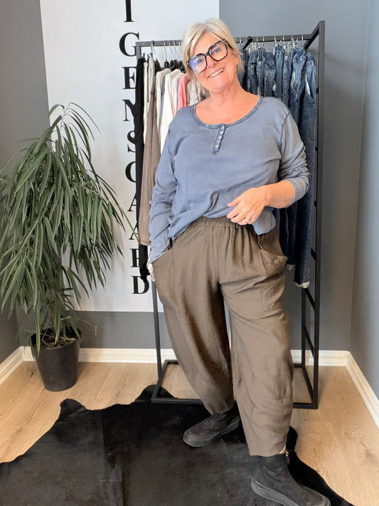 Plus size t-shirt med langt ærme, rund hals med stolpe ned i knaplukning, vask er stone wash hvilket betyder at farver er uens. Den er i en lækker bomuldskvalitet, som er åndbar og god at have under noget andet.