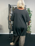 Pernille plussize T-shirt i sort fra Sigensgaard.dk
