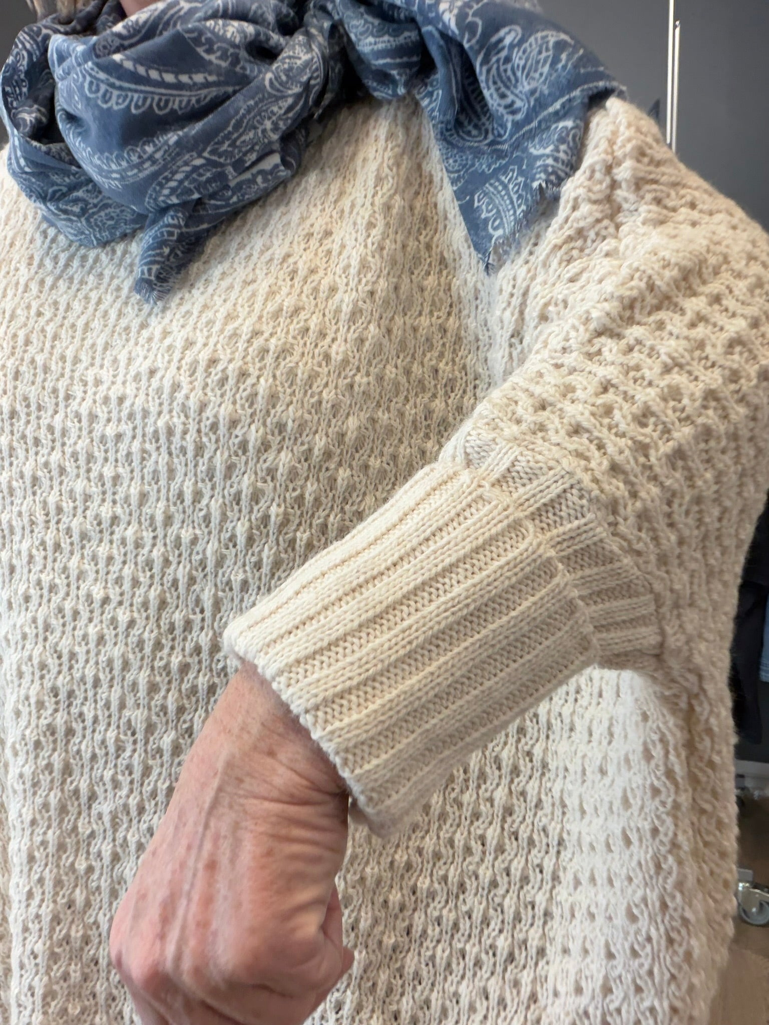 Sort plussize pullover med rundhals og langt ærme med ribkant.