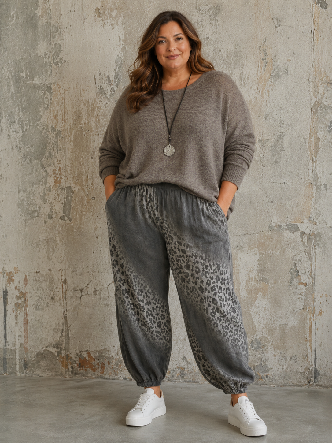 Sigensgaard mønstret plus size ballonbuks med elastisk talje, afslappet pasform og moderne ballonform til dame.billed er ai generet.

