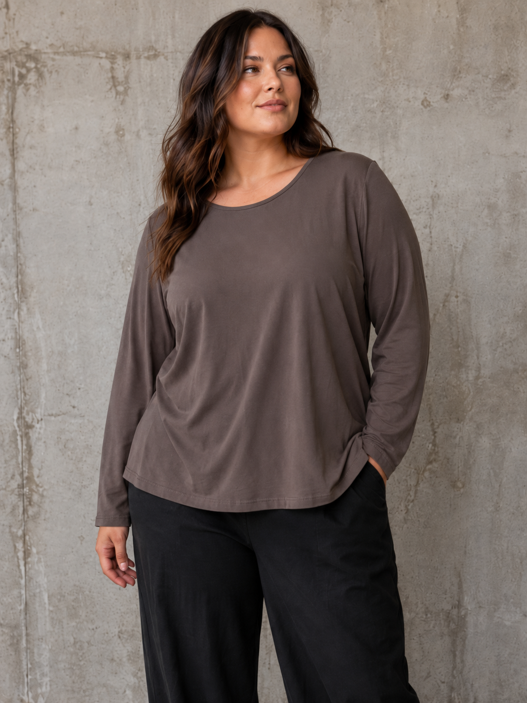 Alli plus size T-shirt med lange ærmer, rund hals og afslappet pasform – perfekt som blød basisbluse under skjorter, strik, veste og jakker.
Billed er Ai generet.