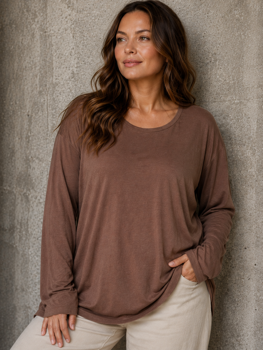 Alli plus size T-shirt med lange ærmer, rund hals og afslappet pasform – perfekt som blød basisbluse under skjorter, strik, veste og jakker.
Billed er Ai generet.
