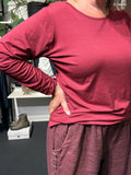 Lækker viskose t-shirt som er perfekt at bruge for sig selv, men også under dine andre overdele. Her ses den i en flot bordeaux.