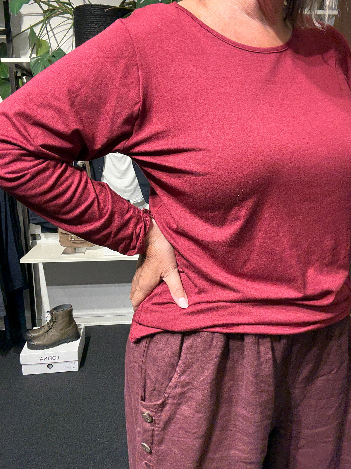Lækker viskose t-shirt som er perfekt at bruge for sig selv, men også under dine andre overdele. Her ses den i en flot bordeaux.