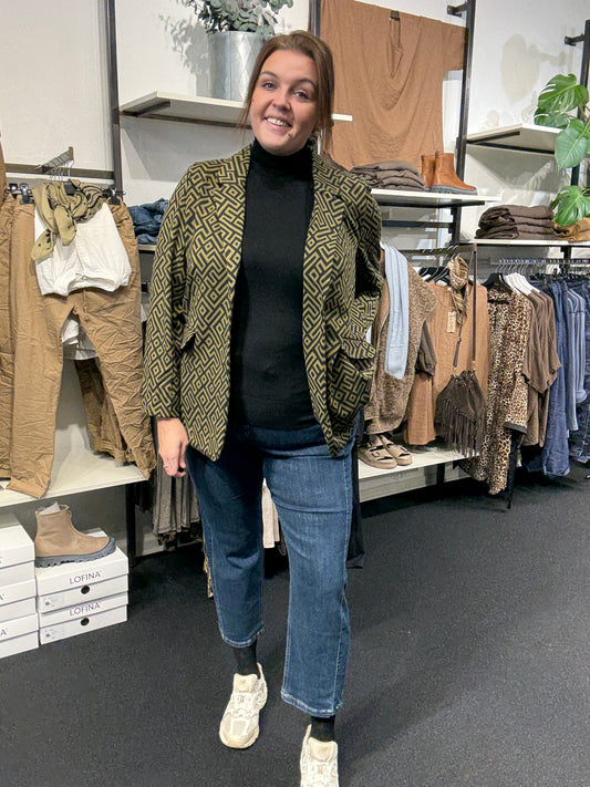 Vilja plussize blazer uden foer i smuk olivenfarve – alsidig og nem at sammensætte.