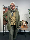 Smart plus size blazer som fås fra str. 42 op til en str. 58. Den er i et flot mønster og i en smuk oliven/sort farvekombination.