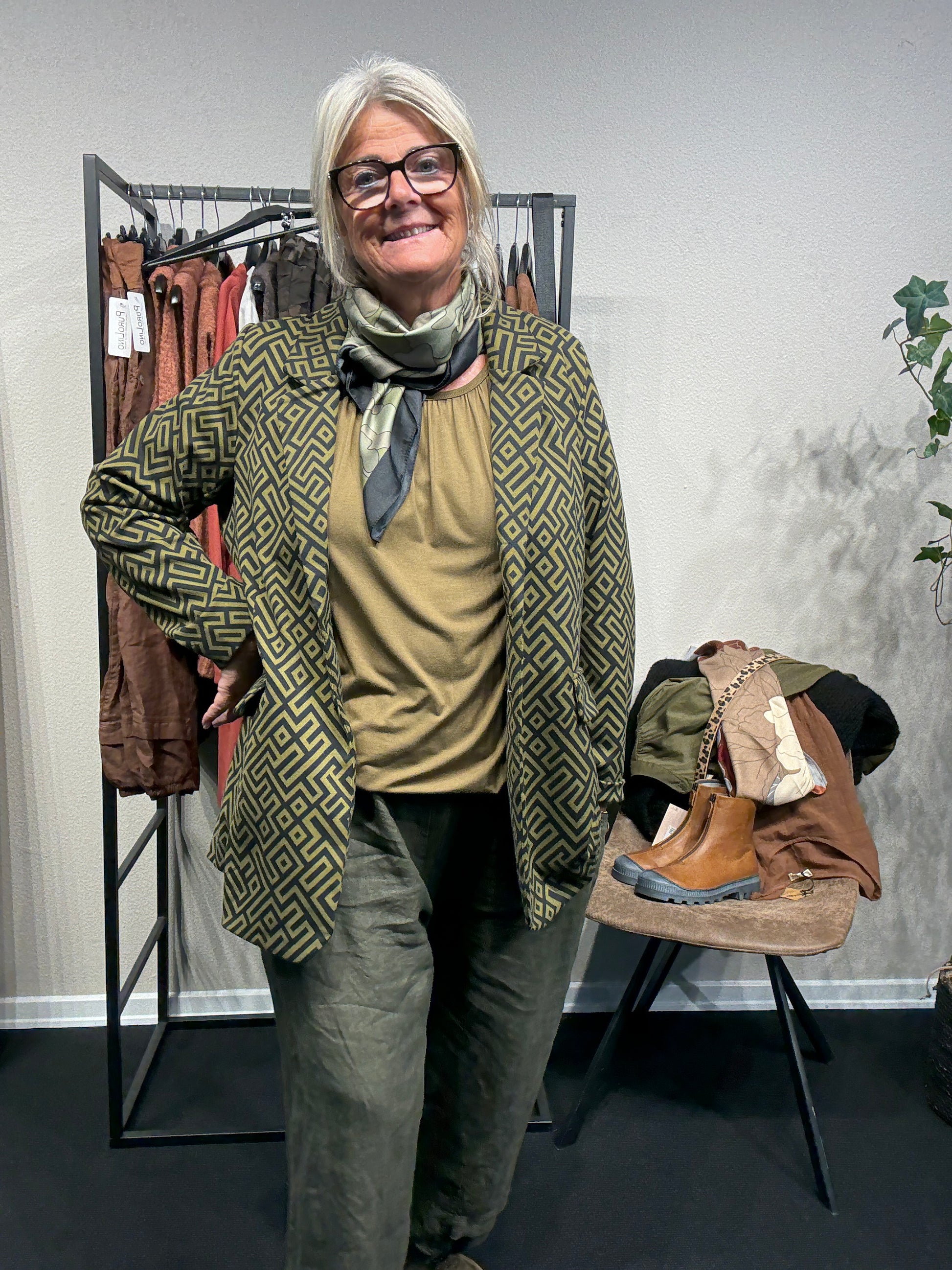 Smart plus size blazer som fås fra str. 42 op til en str. 58. Den er i et flot mønster og i en smuk oliven/sort farvekombination.