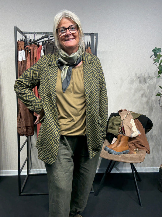 Smart plus size blazer som fås fra str. 42 op til en str. 58. Den er i et flot mønster og i en smuk oliven/sort farvekombination.