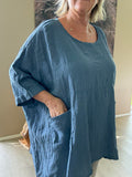Susanne er en tunika til plus size kvinder, som elsker et oversize look. Den findes i mange forskellige farver. Den er onesize og passes af alt fra en str. 42 til og med str. 54. Her ses den i farven sort. 