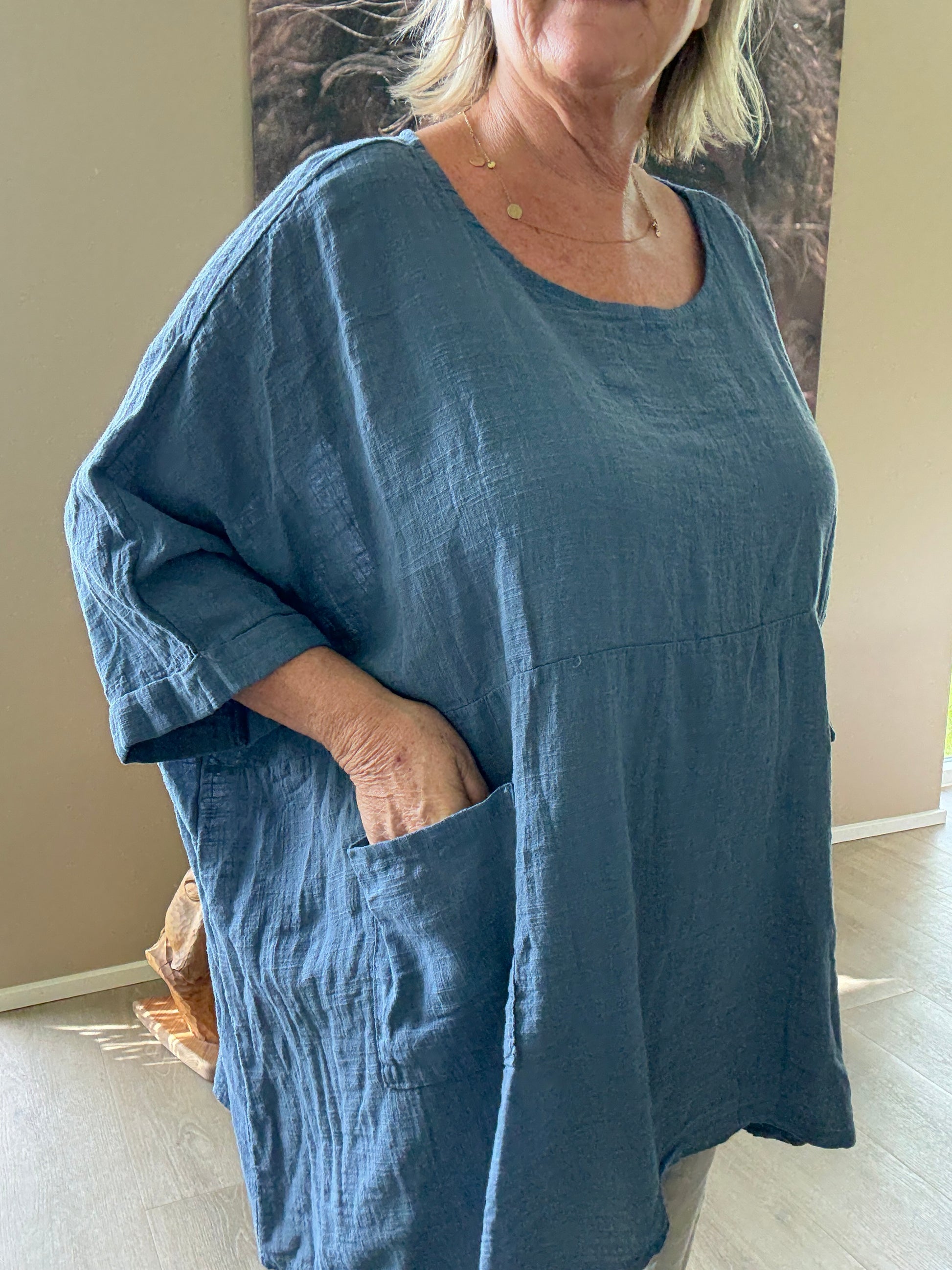 Susanne er en tunika til plus size kvinder, som elsker et oversize look. Den findes i mange forskellige farver. Den er onesize og passes af alt fra en str. 42 til og med str. 54. Her ses den i farven sort. 
