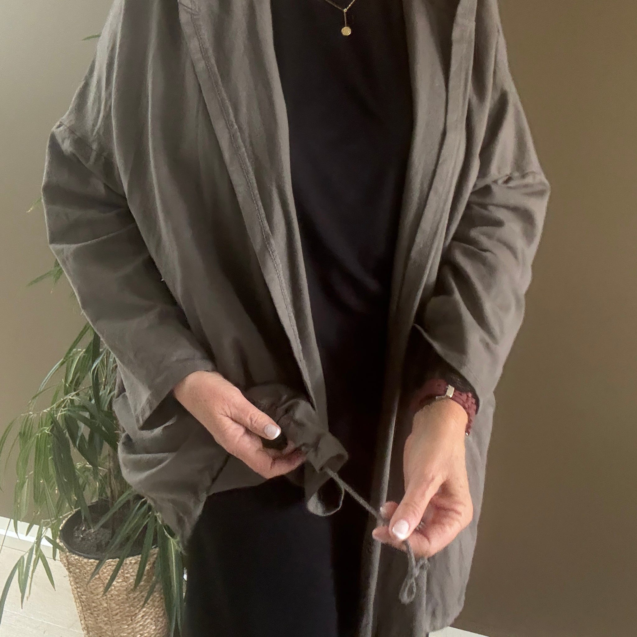 Charlotte bomulds cardigan i taupe som altid findes i mange farver hos sigensgaard.