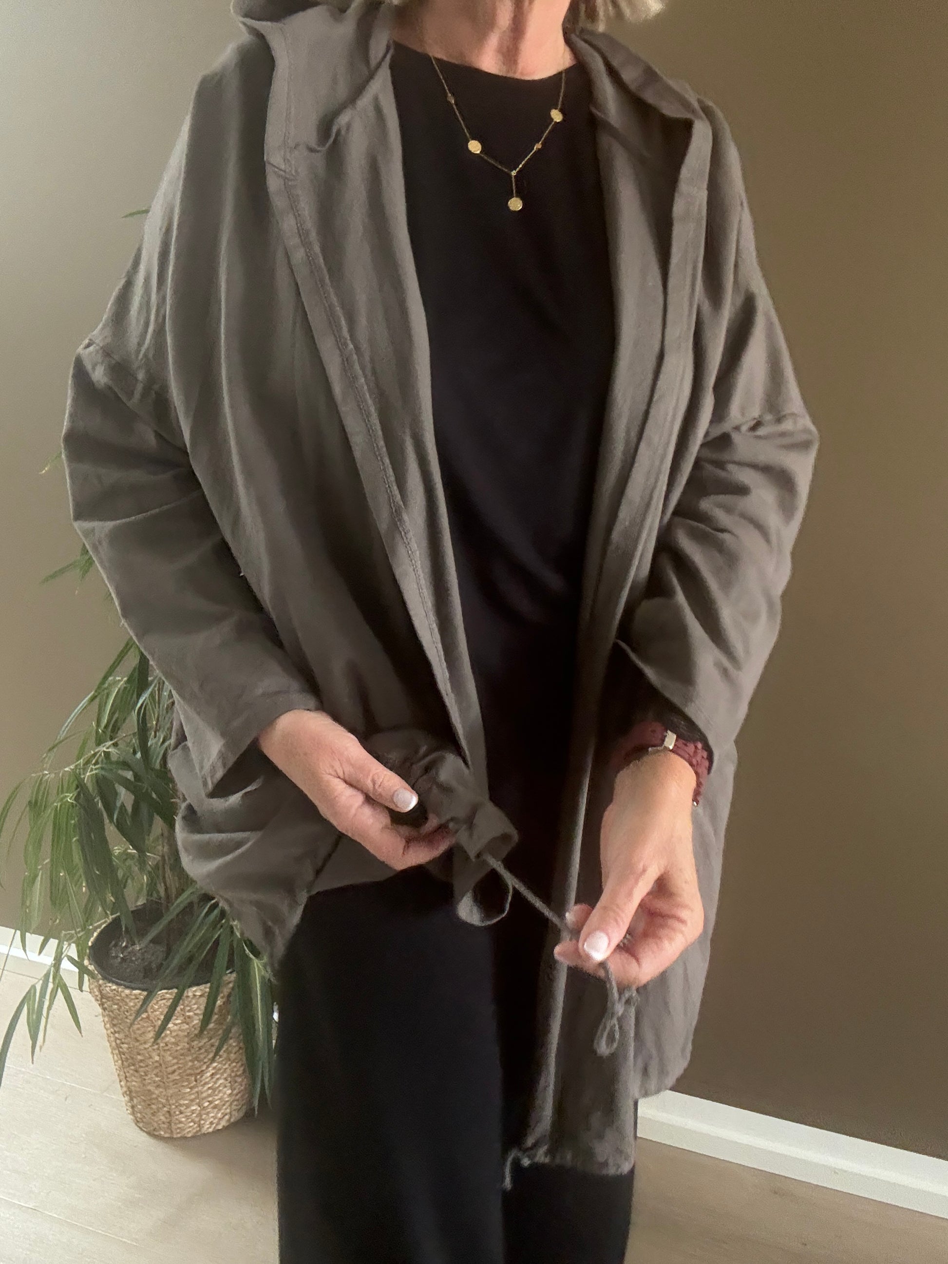 Charlotte bomulds cardigan i taupe som altid findes i mange farver hos sigensgaard.