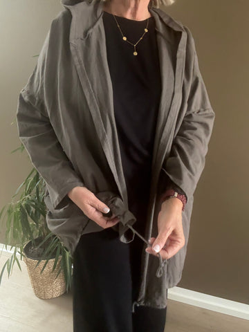 Charlotte bomulds cardigan i taupe som altid findes i mange farver hos sigensgaard.