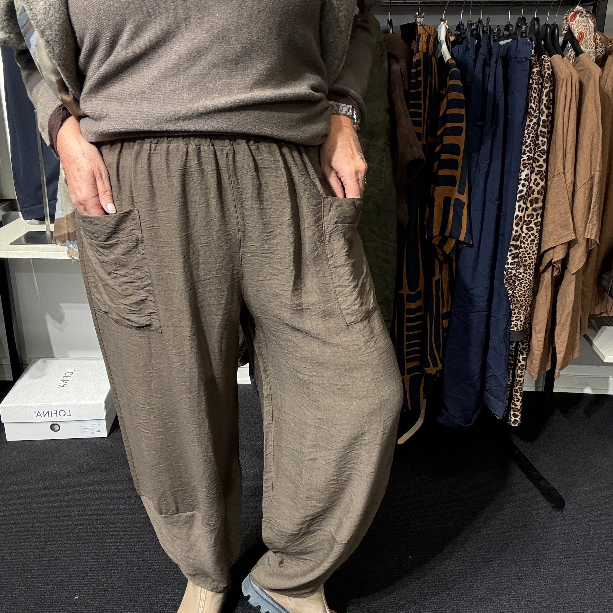 Bine bukser er 7/8 del lang lommer og smart look plussize bukser fra Sigensgaard.dk denne er brun