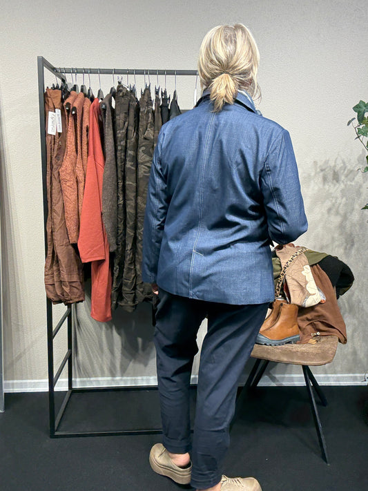 Smart denim blazer som er god til plus pigen grundet den gode facon. Den er med 2 pyntelommer og knaplukning med 2 store knapper. Den er blød i kvaliteten, hvilket gør den rigtig behagelig at have på.