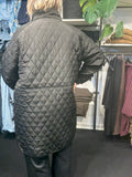 Smart plus size quilt-jakke fra Only Carmakoma. Den er med lommer, dobbelt-lynlås og så er der elastik ved ærmets afslutning.