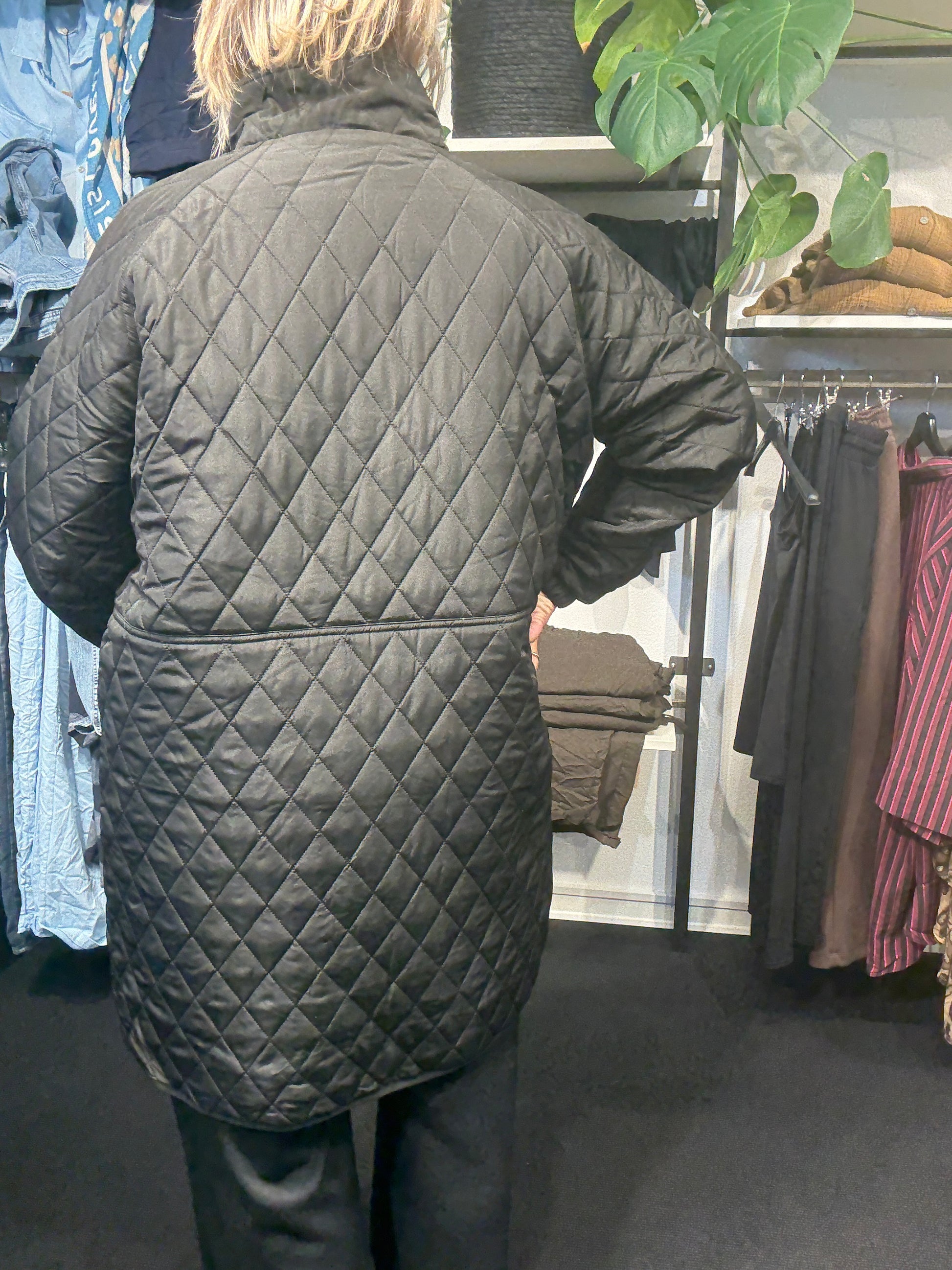 Smart plus size quilt-jakke fra Only Carmakoma. Den er med lommer, dobbelt-lynlås og så er der elastik ved ærmets afslutning.