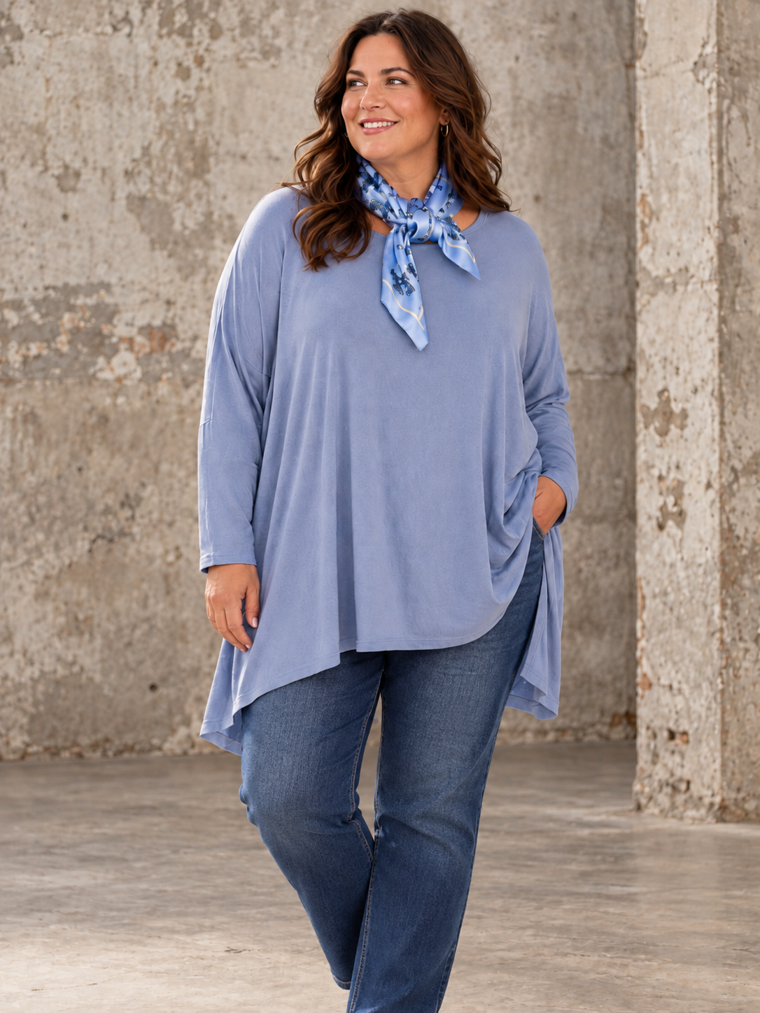 Ebba plussize strik  med rund hals, lange ærmer og løs oversize pasform.  Billedet er AI-genereret.
