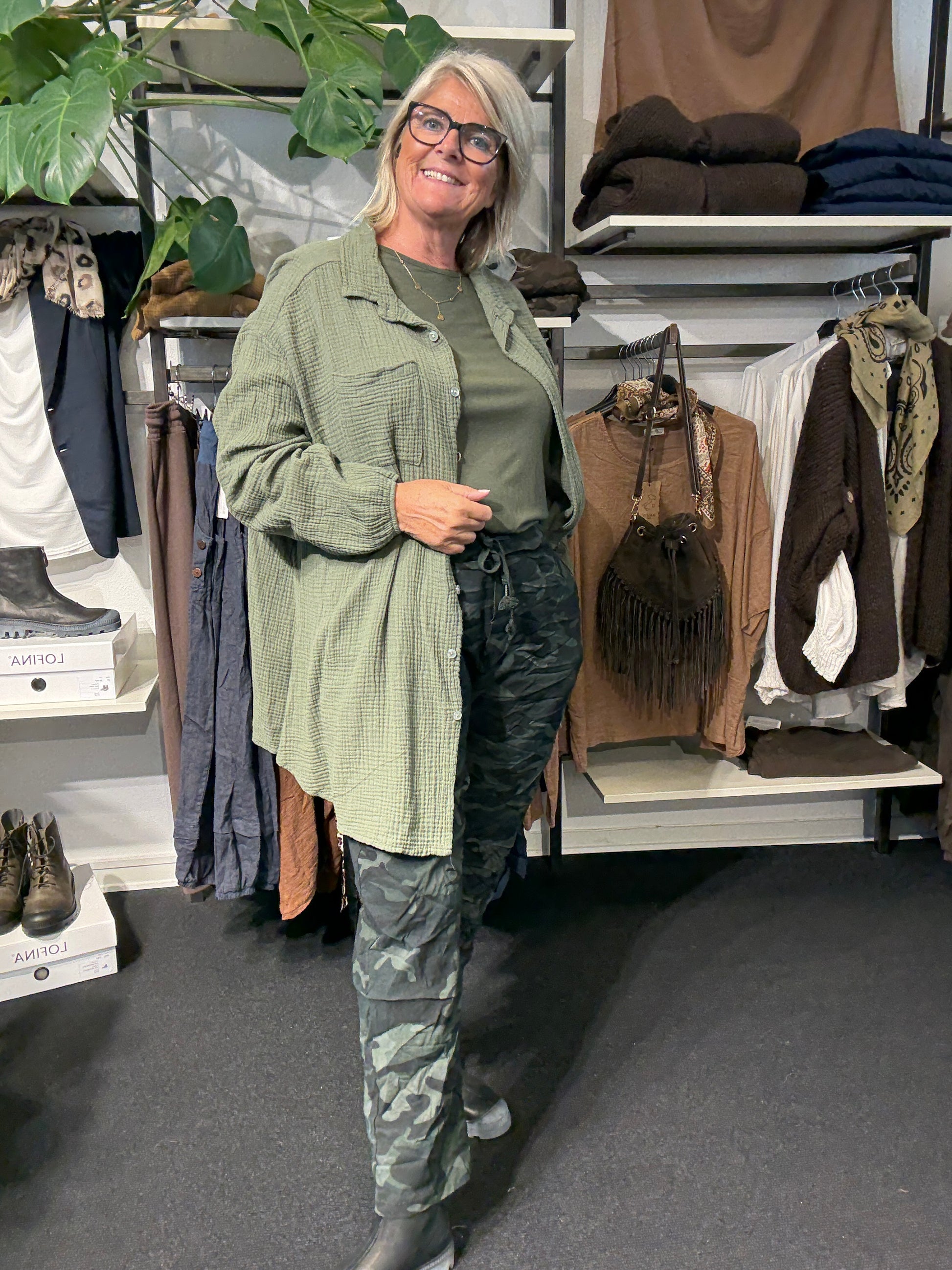 Ella plussize skjorte i army brug den som skajorte og eller som en åben jakke denne er i den flotte army og findesi mange andre farver.