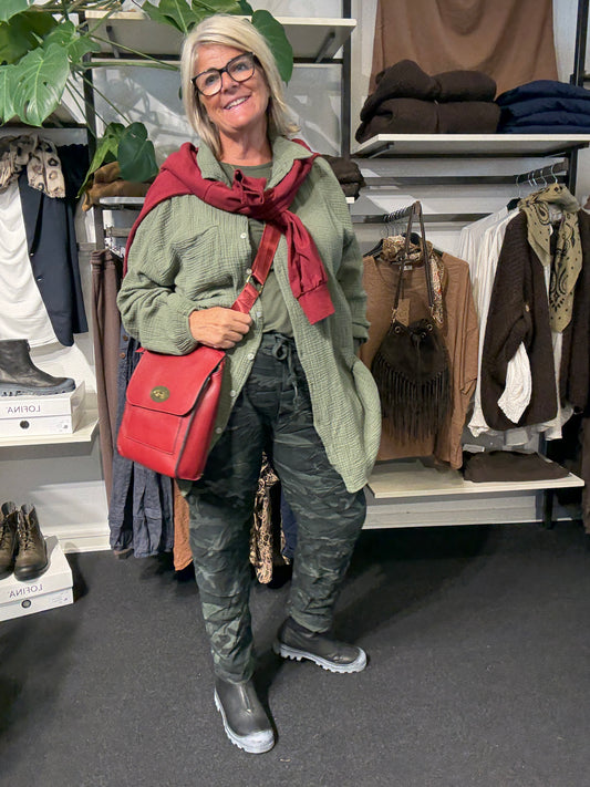 Ella plussize skjorte i army brug den som skajorte og eller som en åben jakke denne er i den flotte army og findesi mange andre farver.
