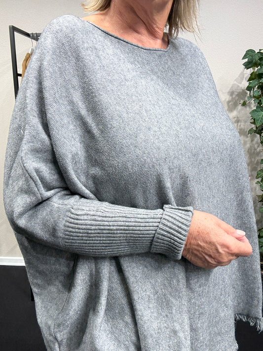 Vigga grå strik pullover fra sigensgaard.