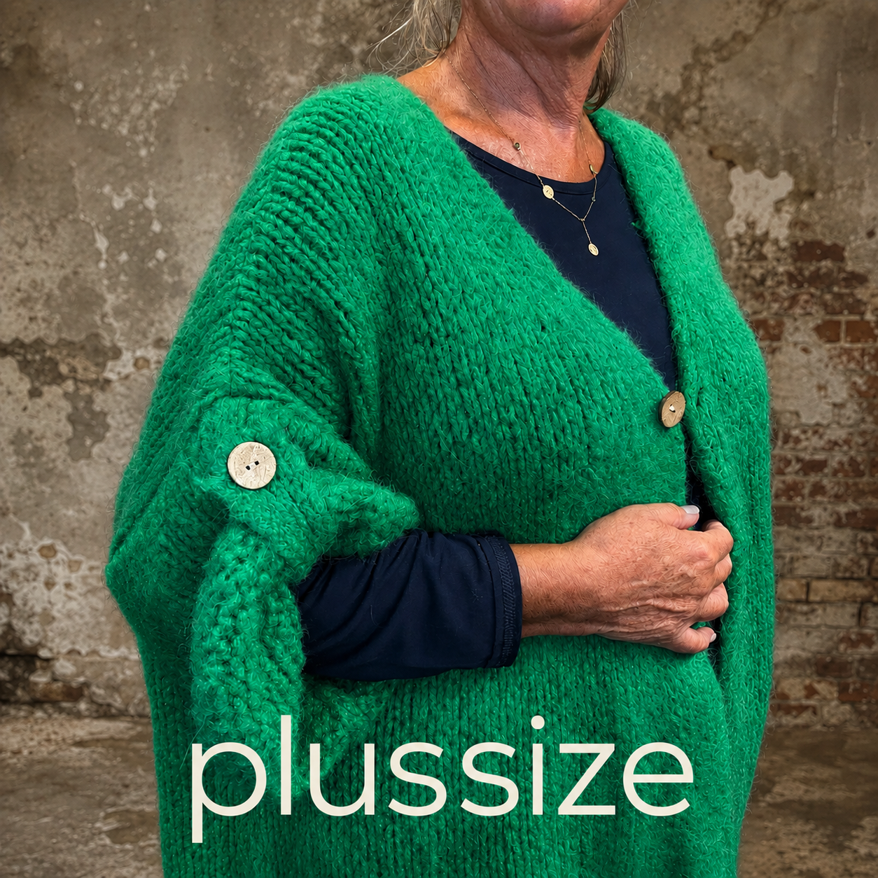 Mona plussize cardigan i chunky strik, stylet i et afslappet look mod en rå, rustik baggrund.
billed er ai generet