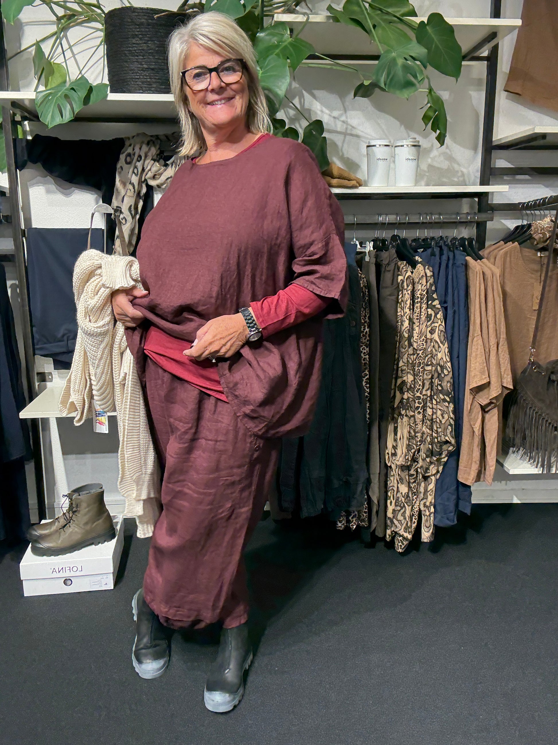 Linda hør tunikaen er til plus pigen som elsker en style der kommer i mange forskellige farver. Den passer perfekt sammen med vores Hulda hør stumpebuks, som er i samme lækre kvalitet.