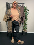 Helene plussize kimono i leopard fra Sigensgaard.dk 