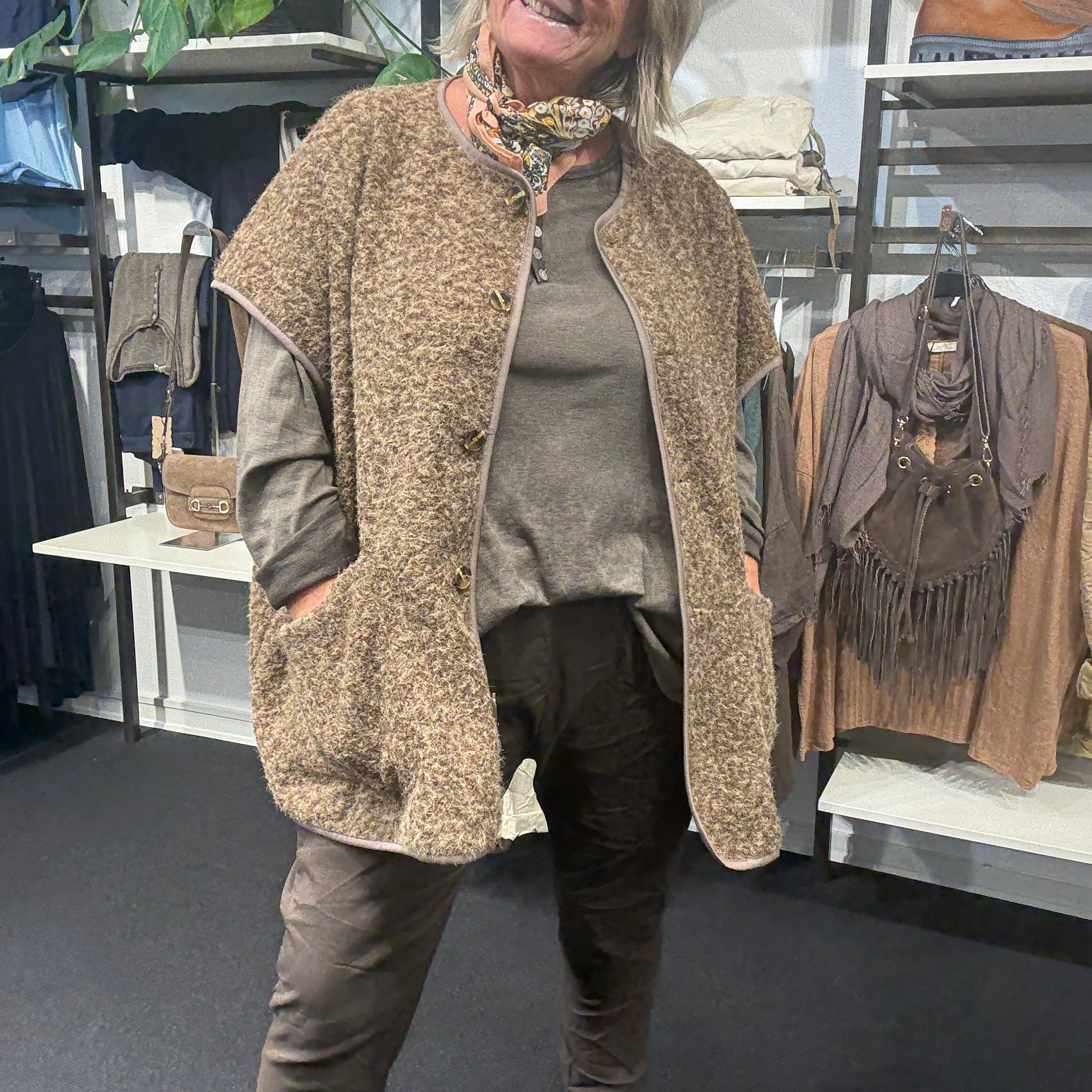 Lækker boucle vest som er til pluspiger gennemknappet og med 2 lommer.