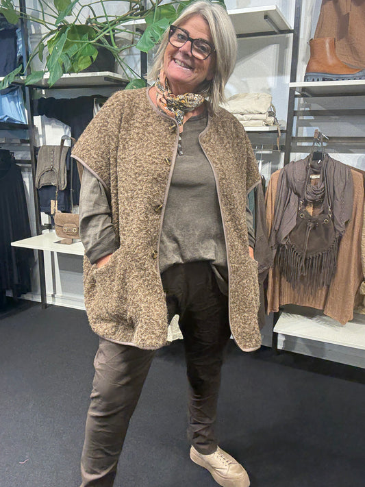Lækker boucle vest som er til pluspiger gennemknappet og med 2 lommer.