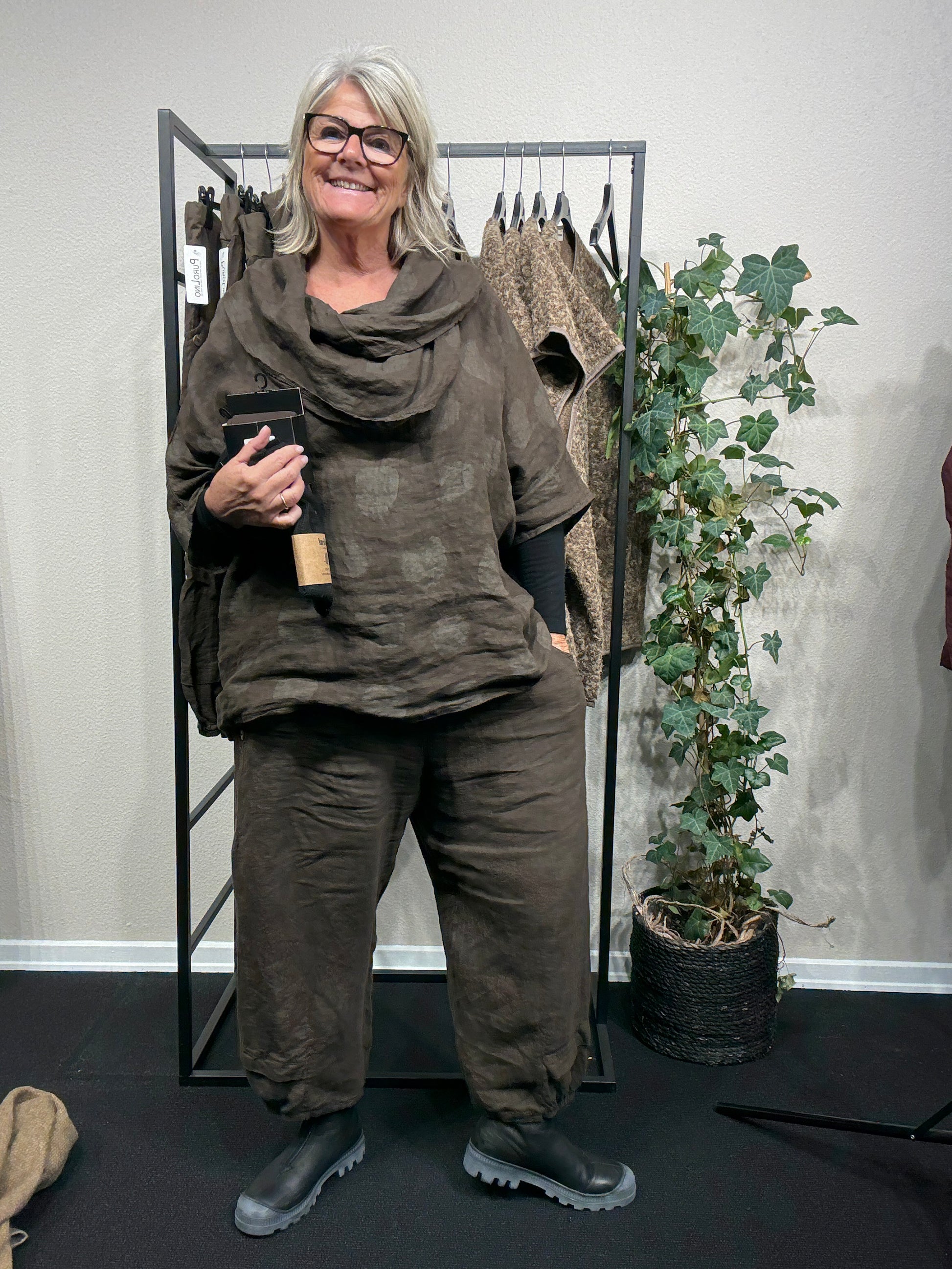 Hulda plussize  hørbuks i brun rummelig i facon og findes i mange farver,vi elsker nemlig hør både sommer og vinter.