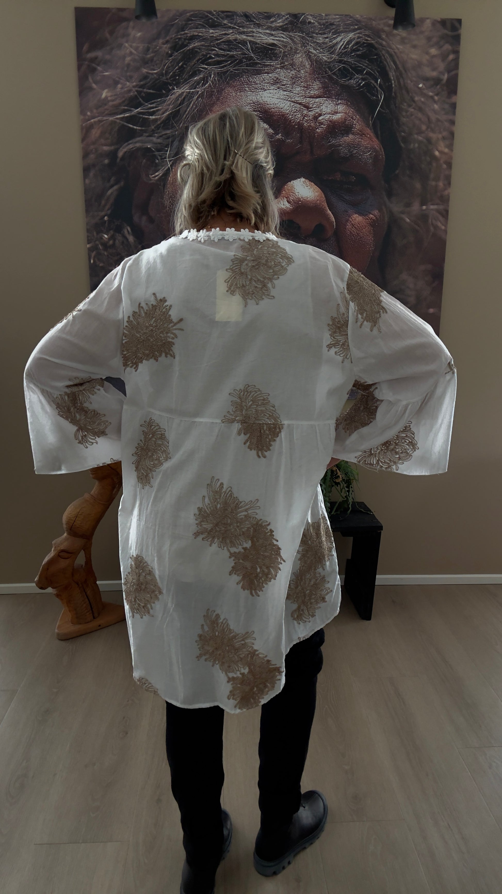 Tina hvid tunika til pluspiger med bronze broderi