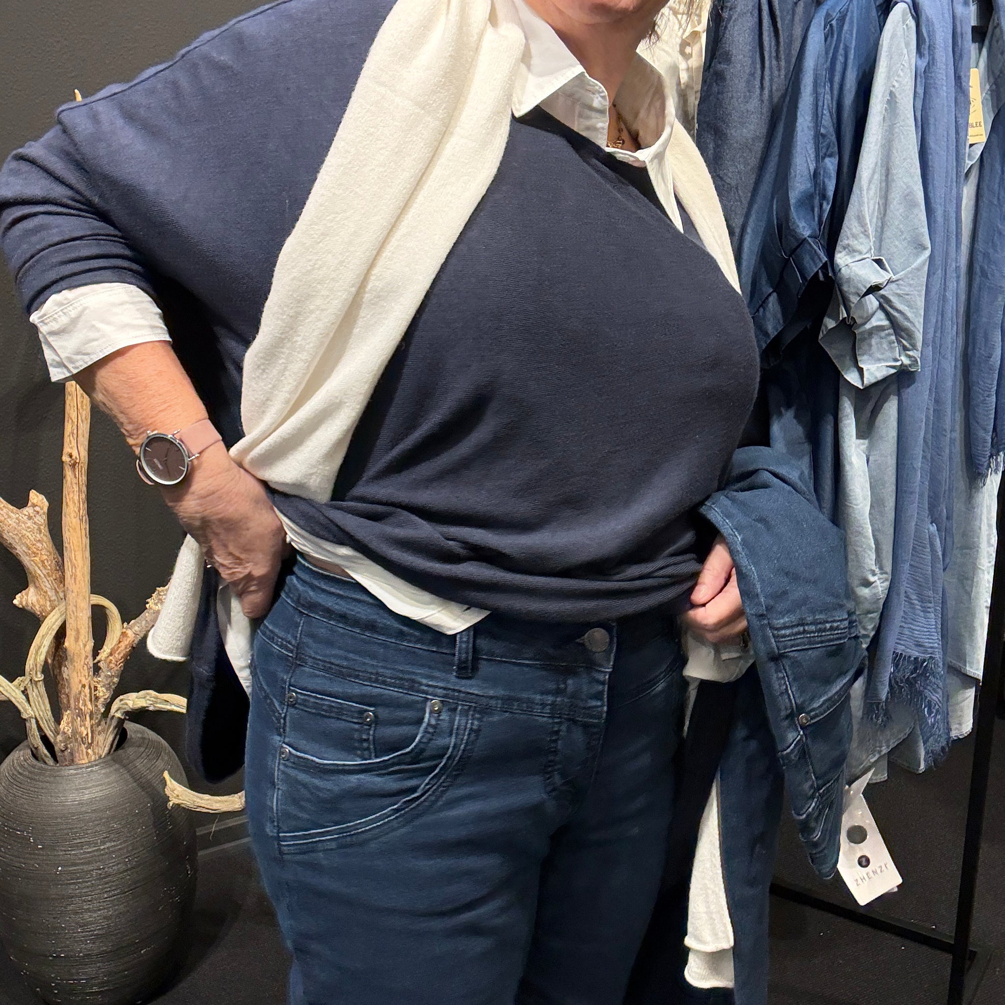 Salsa plussize  jeans fra zhenzi rummelig i facon og løs i lår og i en blød jeans kvalitet med masser af stræk