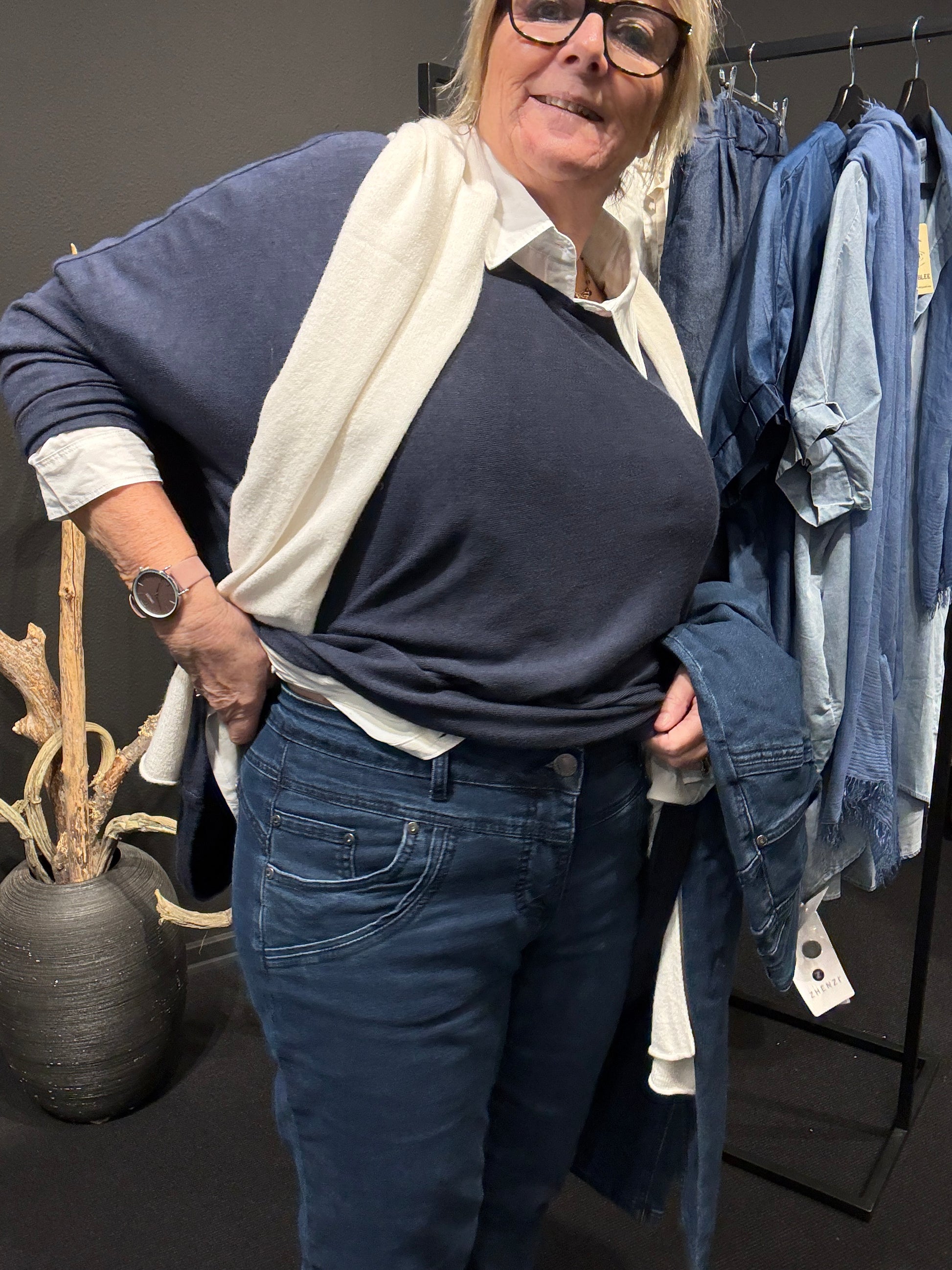 Salsa plussize  jeans fra zhenzi rummelig i facon og løs i lår og i en blød jeans kvalitet med masser af stræk