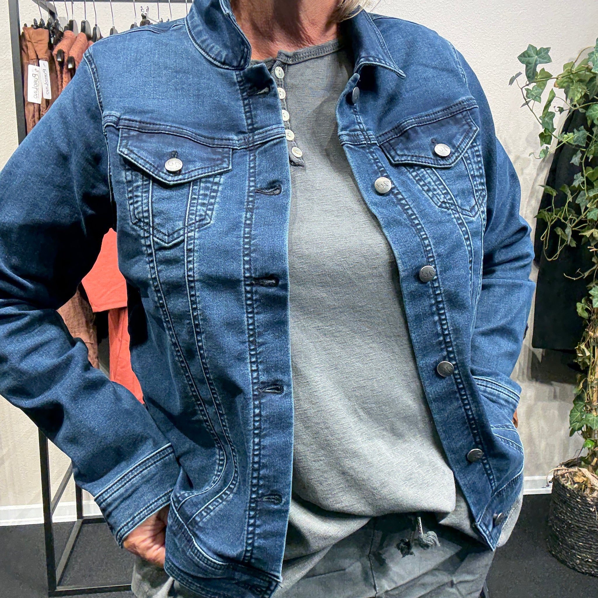 Lækker jeans jakke med knaplukning. Der er to små lommer på brystet og så er den med knap-detalje i rykken, så man kan give jakken facon, hvis man ønsker dette.