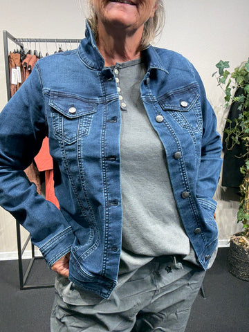 Lækker jeans jakke med knaplukning. Der er to små lommer på brystet og så er den med knap-detalje i rykken, så man kan give jakken facon, hvis man ønsker dette.