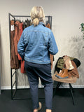 Plus size jeans jakke med masser af stræk. Den er fra Only Carmakoma og går fra en str. 42 til str. 54.
