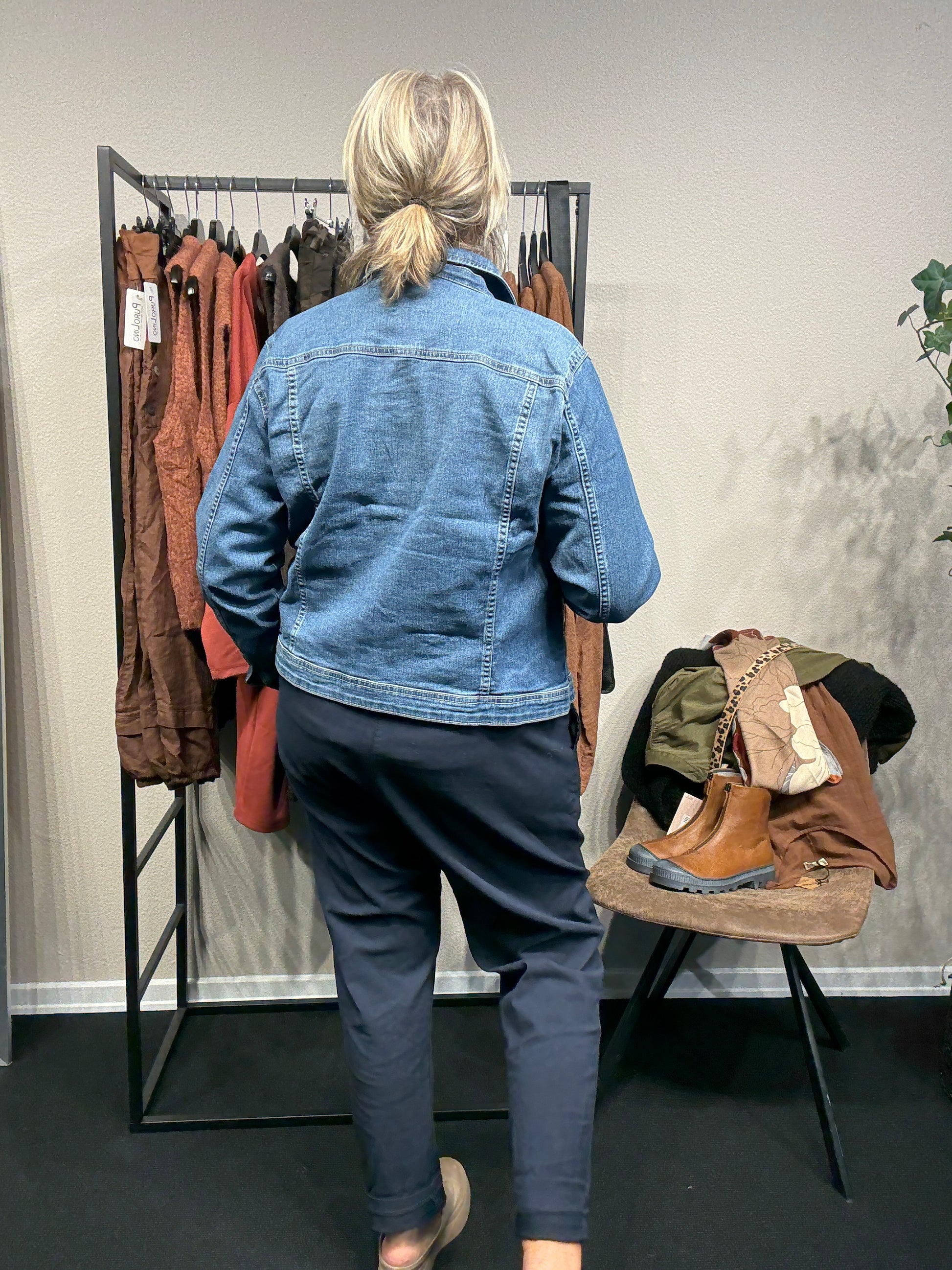 Plus size jeans jakke med masser af stræk. Den er fra Only Carmakoma og går fra en str. 42 til str. 54.