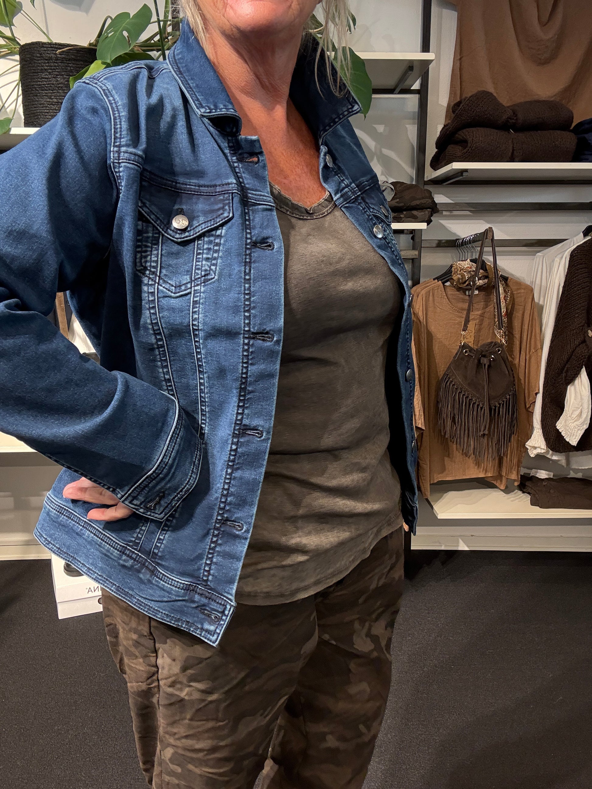 Lækker jeans jakke med knaplukning. Der er to små lommer på brystet og så er den med knap-detalje i rykken, så man kan give jakken facon, hvis man ønsker dette.