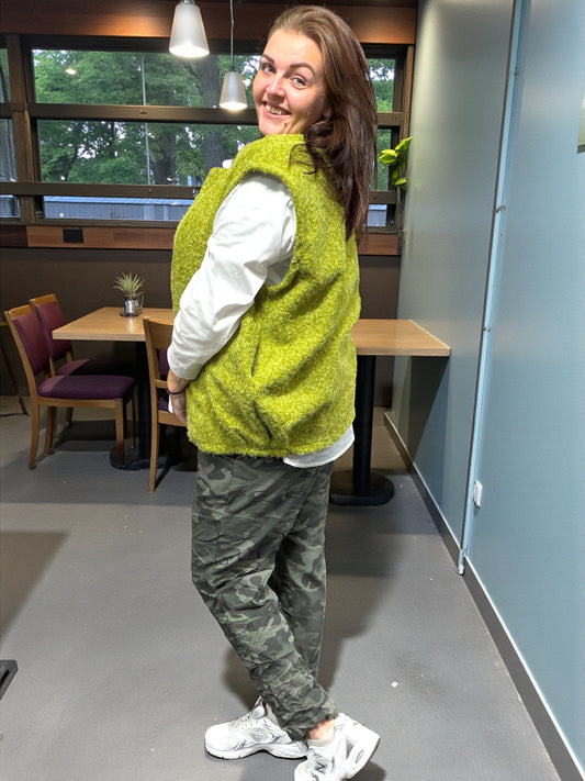 Kaia vest til kvinder – tidløs vest med elegant pasform og moderne look.”
“Limegrøn plus size vest til kvinder – moderne vest med god pasform.”