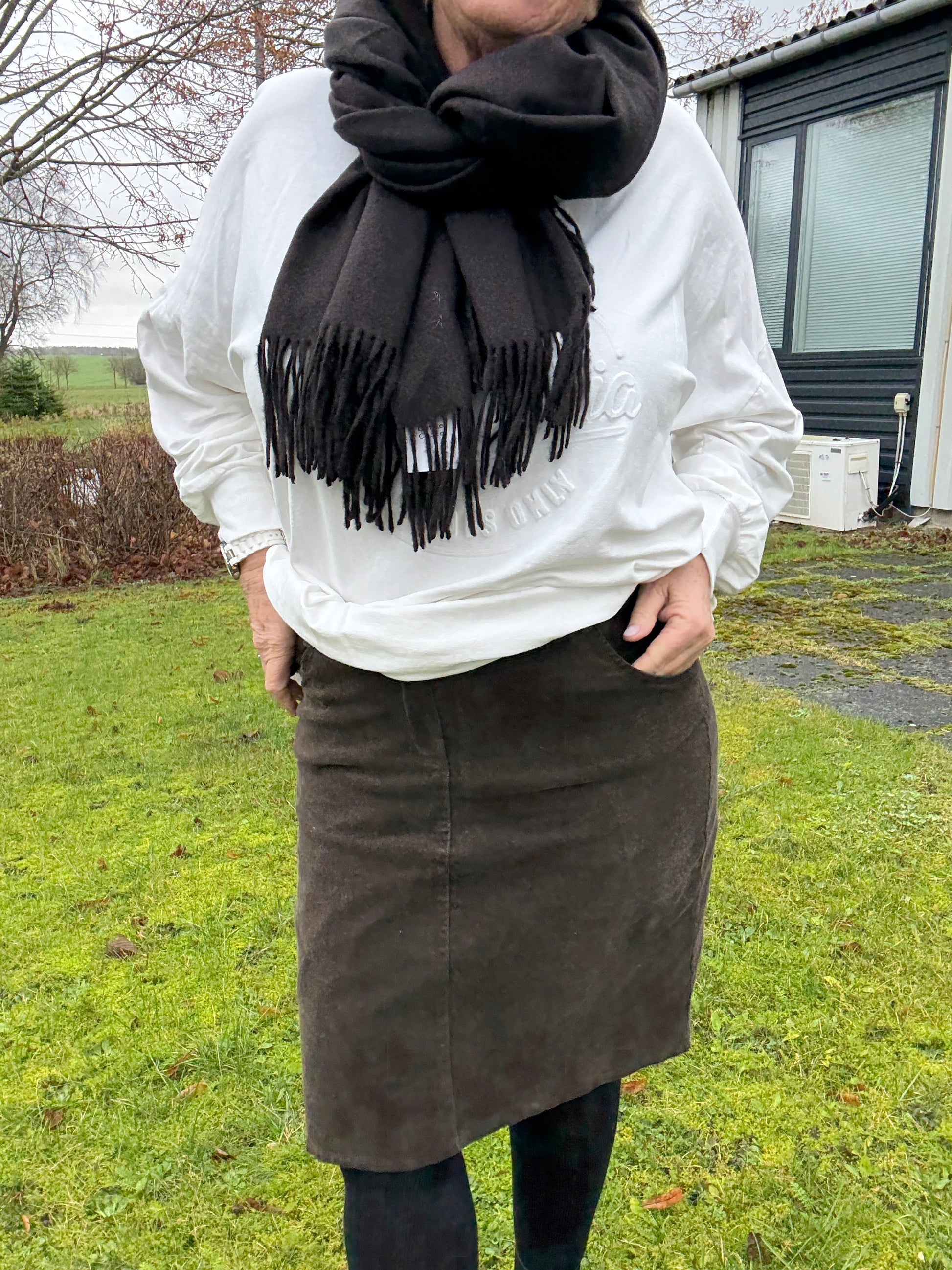 "Lizzy plussize fløjlsnederdel til kvinder med kurver – kort model i blødt fløjl, designet til en smuk og komfortabel pasform.