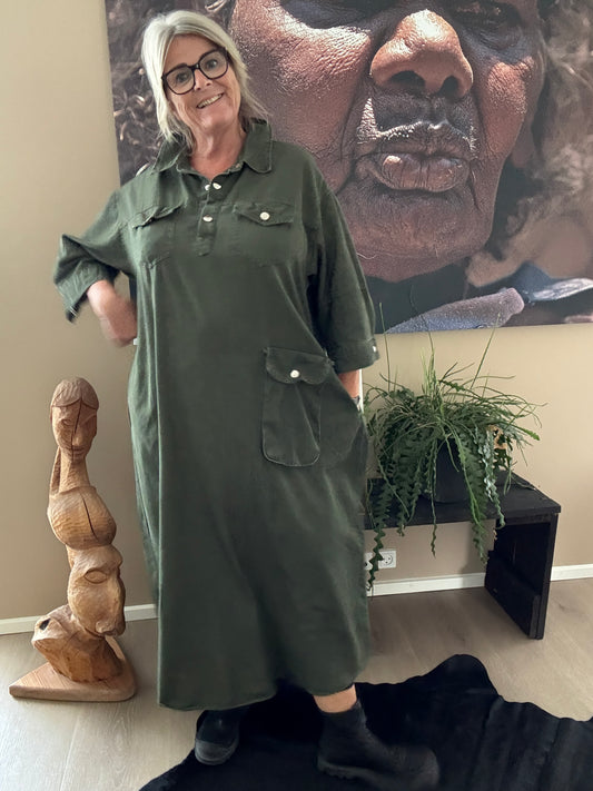 Laila lang plussize kjole i 3 forskellig farver  flot til både hverdag eller fest.