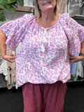 Loana tunika i blød blekvalitet plussize bluse er i lilla og pink plussize fra sigensgaard.dk
